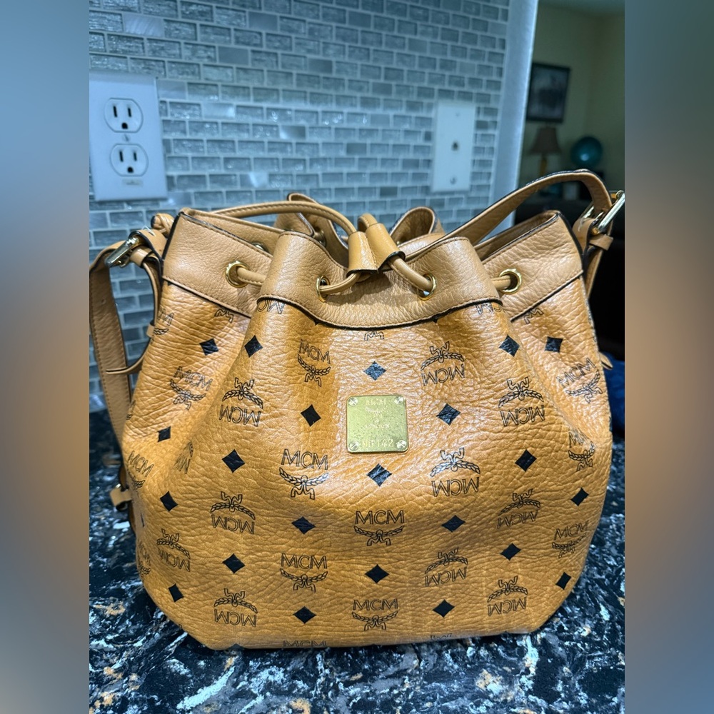 MCM Visetos Dessau 
Medium Drawstring 
Bucket Bag in Cognac. EUC